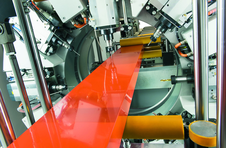 Bis zu acht Spindeln zum Fräsen oder Bohren ermöglichen die flexible Bearbeitung von unterschiedlichsten Aluminiumprofilen.