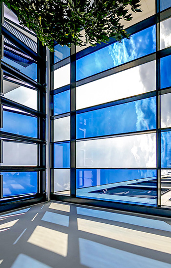 Die Energiebilanz eines Gebäudes und die Ästhetik  sind zwei zentrale Faktoren, wo dimmbare EControl-Gläser Vorteile gegenüber außenliegenden Verschattungen bietet. - © Foto: EControl
