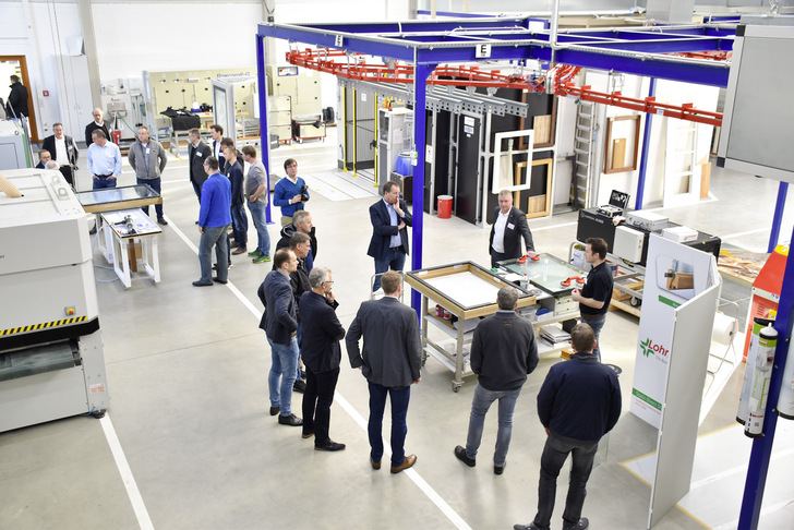 Auf der Roadshow der Firmen Remmers, Otto-Chemie, Lohmann Klebetechnik und Leitz wurde 2018 ein RC 3-Holzfenstersystem mit Verklebung an beschichteter Holzoberfläche präsentiert.