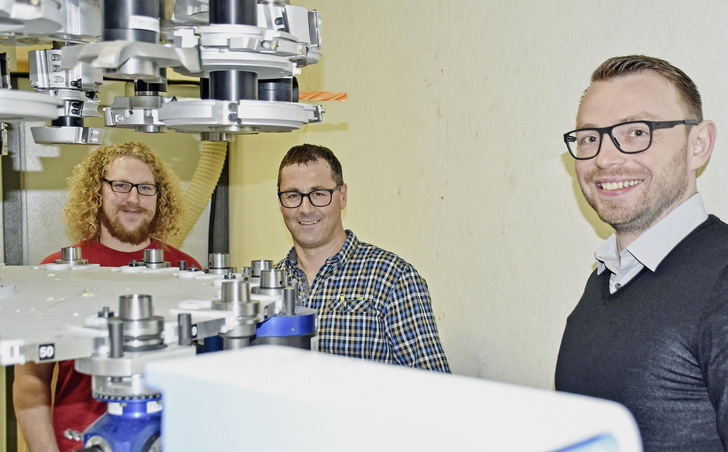 Voller Durchblick bei der Umsetzung der CNC-Technik in der Fensterproduktion (v. l.): Maschinenbediener Urs Rickenbacher, Geschäftsführer Edi Zwyer und Homag Schweiz Vertriebsmitarbeiter Rafael Zimmermann. - © Foto: Daniel Mund / GLASWELT
