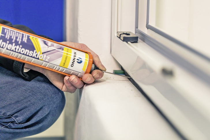 Der Hanno-Injektionsklotz lässt sich anhand einer Kartuschenpresse einfach in das Abdichtungsband einspritzen.