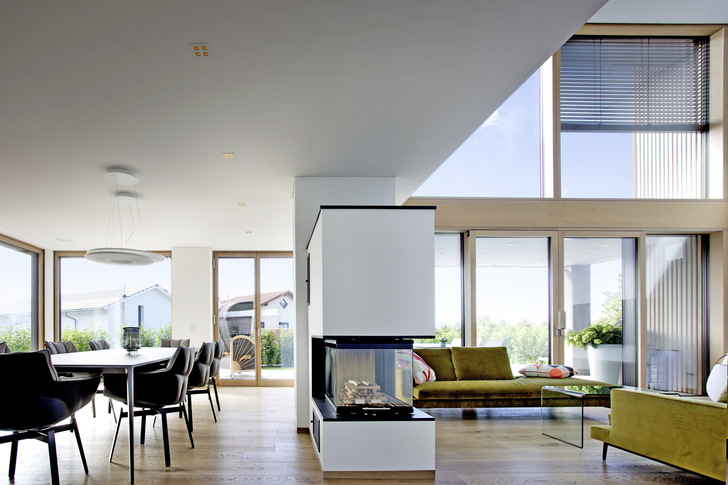 Zu den Neuheiten von Kneer-Südfenster gehören Varianten für Glasfassaden und Festverglasungen in hellen Farben und mit klaren Formen, die Räume weit und luftig wirken lassen.