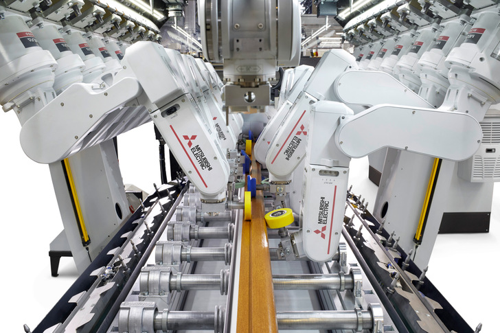 Die vollautomatische Profilummantelungsmaschine RoboWrap, die in fünf Minuten von einer Profilgeometrie zur anderen umrüstet, zeigt sich dieses Jahr mit dem neuen automatischen Rollenwechselsystem ReelWizard.