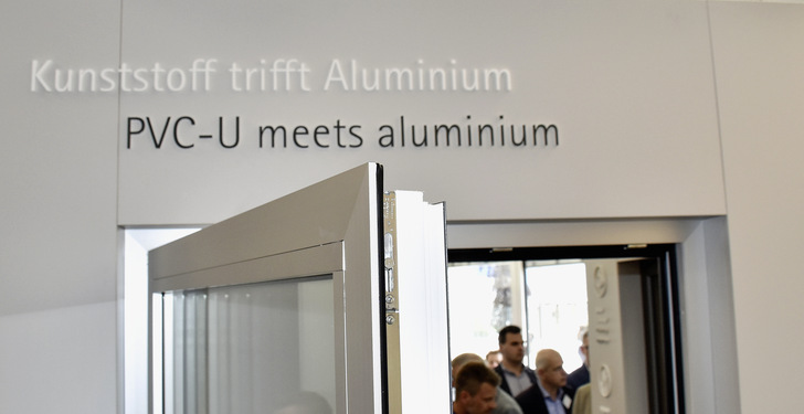 Unter dem Motto „PVC meets Aluminium“ wurde bereits im letzten Jahr ein völlig neues Sandwich-Modell präsentiert. Mehr zeigt Veka jetzt davon auf der FRONTALE. - © Foto: Daniel Mund / GLASWELT
