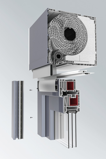 Schnelle und sichere Montage für Aufsatzkästen auch bei Kunststoff-Alu-Fenstern: Ein neuer Adapter (siehe unten) überbrückt den Versatz der Alu-Außenschale. Optisch passende Führungsschienen komplettieren das Element.