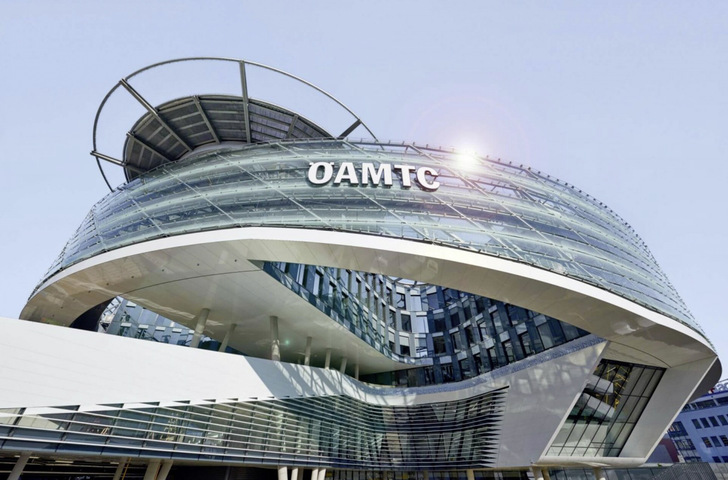 1900 Raffstoren E 80 A6 S, teilweise mit Tageslicht-Transportelement, wurden am Gebäude installiert.