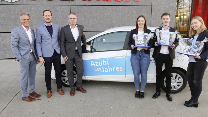 Nach der Preisverleihung (v. l.): Hermann Schüller (Geschäftsführender Gesellschafter), Kevin Bosse (GF Bad Sülze und Neubrandenburg), Bernhard Feldmann (Kaufmännischer GF sowie GF Westerstede und Vechta), Katharina Höpfner (Platz 3), Niklas Kuhr (Platz 2) und Siegerin Rieke Minssen