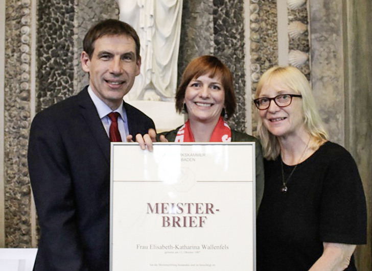 Zur besten Meisterin 2020 im Glaserhandwerk wurde Elisabeth-Katharina Wallenfels (32) gekürt, die heute bei der Flintermann Glasveredelung in Salzbergen arbeitet. Sie wurde bereits im Zuge ihres Berufsabschlusses 2015 Kammersiegerin als Glasveredlerin der Fachrichtung „Glasmalerei und Kunstverglasung“ an der Staatlichen Glasfachschule Hadamar und erhielt 2018 eine Auszeichnung für den besten Abschluss als „Staatlich geprüfte Technikerin“ der Fachrichtung Verglasung und Glasbau. 