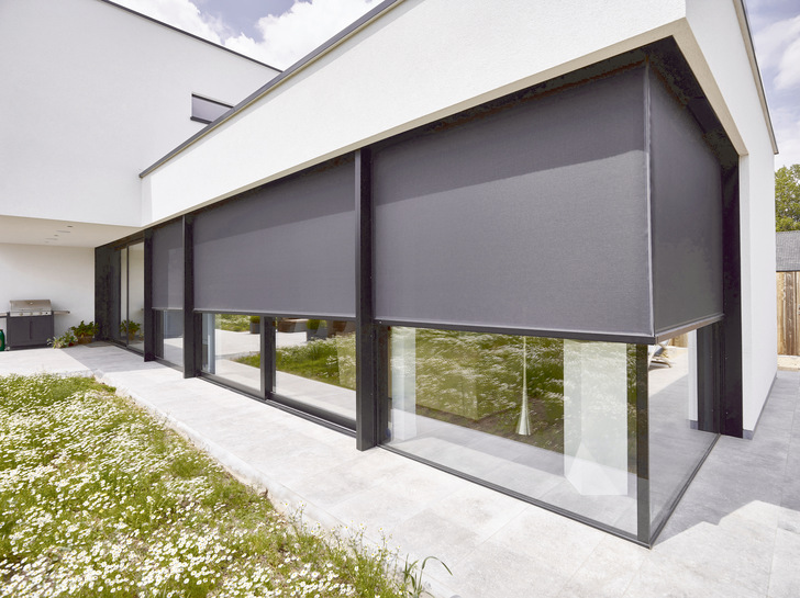 Tuchkassetten als auch die Seitenführungen können in derselben Farbe ausgeführt werden, und beeinträchtigen so den modernen Stil des Hauses auch in heruntergelassenem Zustand nicht.