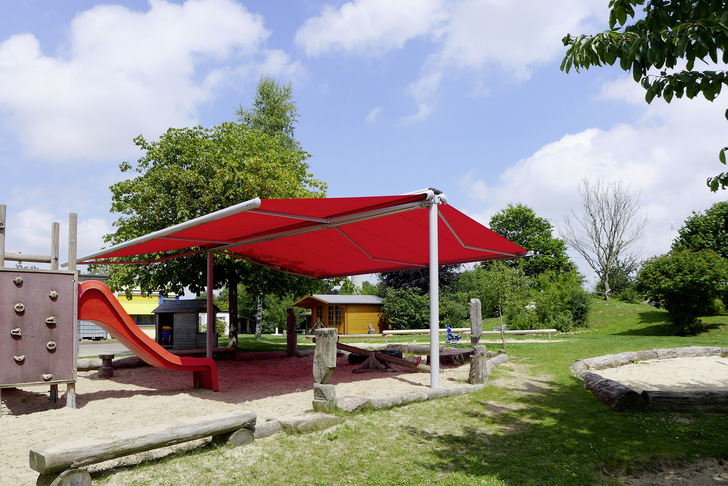 Kindertagesstätten zeigen, wie Spielflächen draußen vor Sonne geschützt werden können. - © Foto: Markilux
