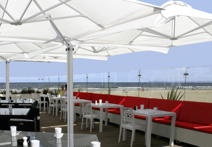 Windschutzanlagen sorgen vor allem an der See dafür, dass Wind den Aufenthalt auf der Terrasse nicht trübt, und Sand und Nässe fernbleiben. - © Foto: Terrassenprofis
