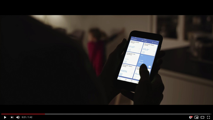 Wohnkomfort aus einer neuen Perspektive zeigt der neue YouTube Film: Entdecken Sie die unbegrenzten Möglichkeiten des HomePilot Smart Home, die den Alltag komfortabler machen. - © Foto: Rademacher

