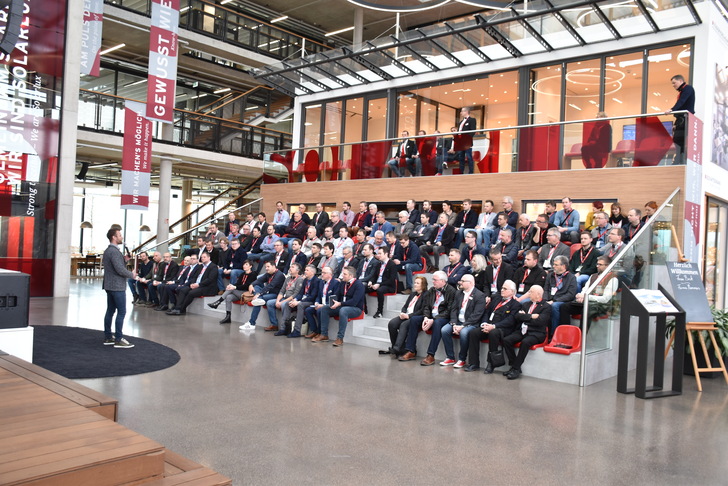 Bei Solarlux wurden die Teilnehmer des Forums vom Geschäftsführer Stefan Holtgreife empfangen. - © Daniel Mund / GLASWELT
