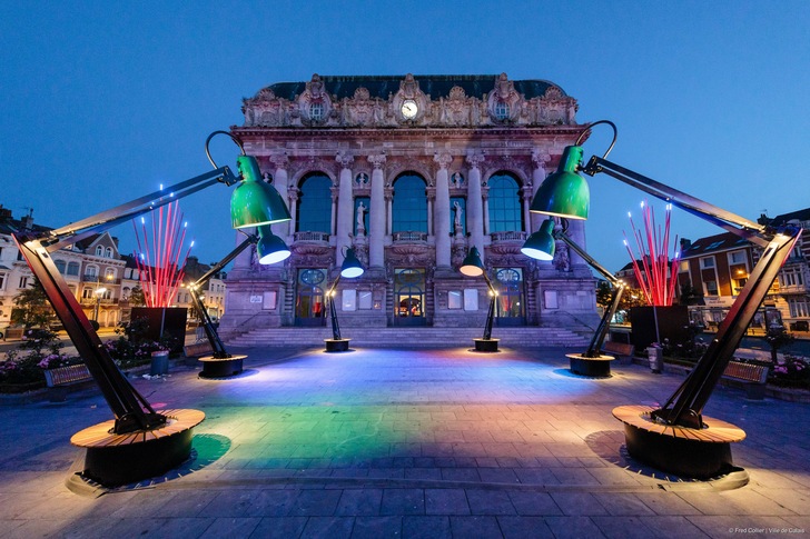 Der Platz vor der Oper in Calais, deren Eingangsportale mit Stahlfnstern von Jansen bestückt sind, wurde vor kurzem von einer Gruppe von Lichtdesignern, Handwerkern und Künstlern mit einer gigantischen Lichtinstallation bespielt.