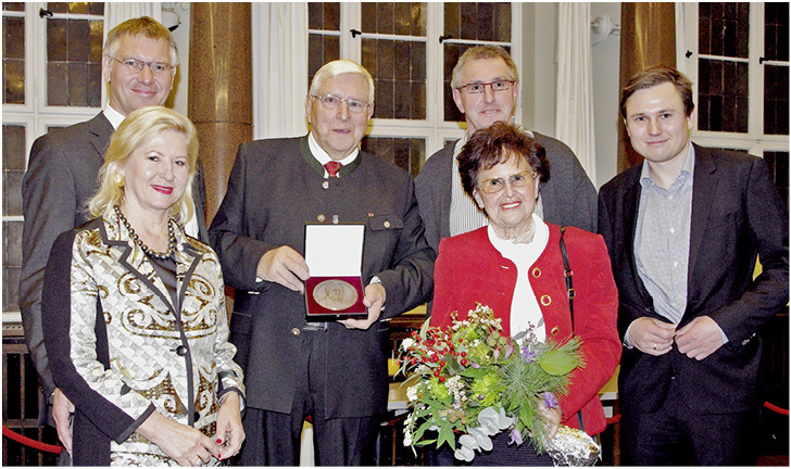 Für sein Engagement beim Erhalt des Holzkastenfensters wurde Hans Timm mit dem Berliner Denkmalpflegepreis ausgezeichnet. Das Familienunternehmen mit drei Generationen: Der Preisträger mit seiner Ehefrau Christel Timm (2.v.r.), Detlef Timm (li) und Marlies Timm, Bernd Timm sowie Enkel Bastian Timm (re.).