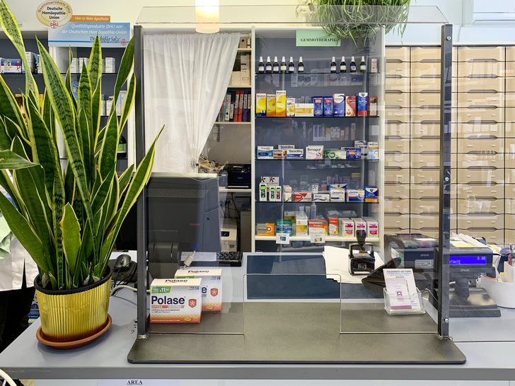 ﻿Solche Glaswände von Trenkwalder & Partner helfen, Angestellt und Kunden zu schützen.