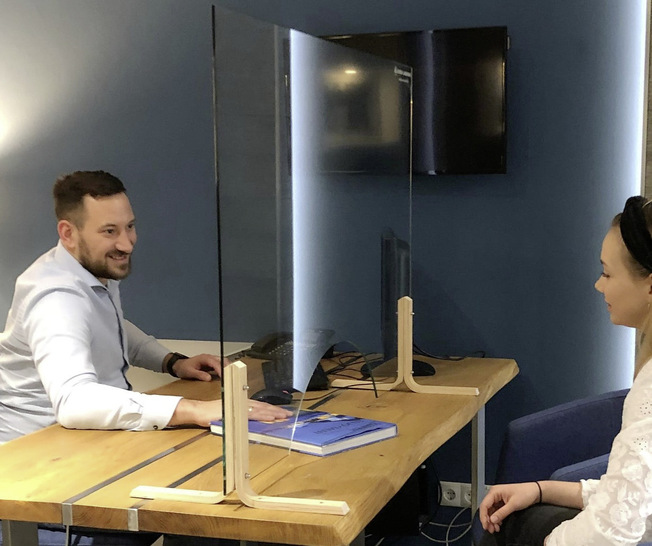 Dieser gläserne Tröpfchenschutz gegen die Übertragung des Corona-Virus kann im Webshop von Flintermann geordert werden.