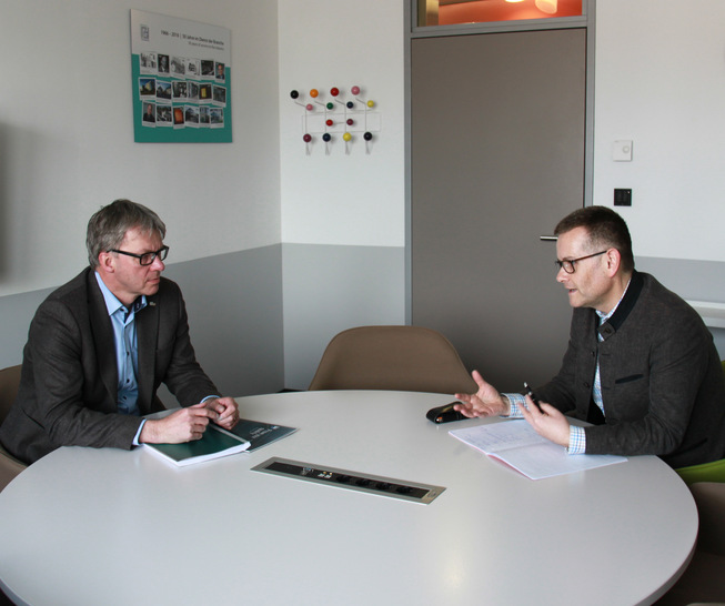 Institutsleiter Prof. Jörn P. Lass (l.) und Geschäftsführer Dr. Jochen Peichl (r.) im ernsten Austausch über die Folgen und Chancen der Coronakrise.