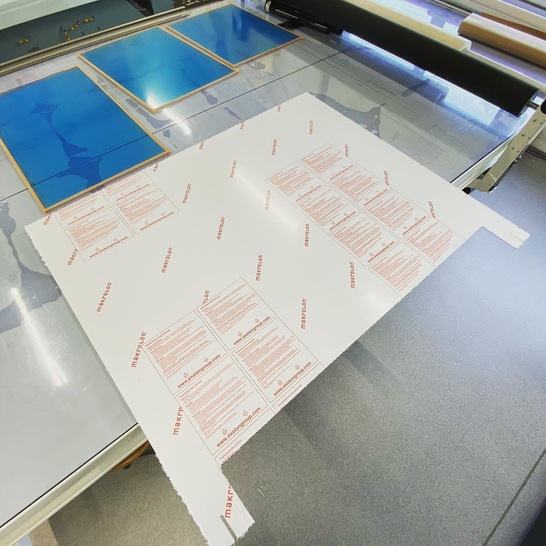 Mobile Corona-Schutzwände werden in den Werkstätten von Odenwaldglas gefertigt.