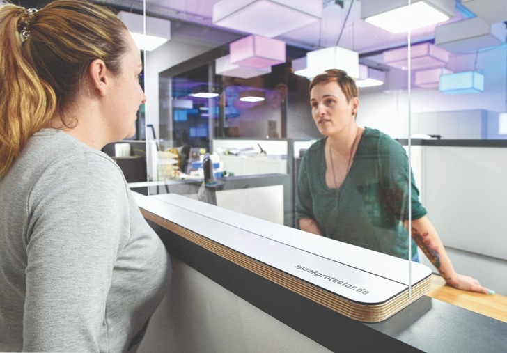 Ein Tröpfchenschutz aus Glas oder Plexiglas hilft, Mitarbeiter, Patienten und Kunden vor einer Corona-Infektion zu bewahren.