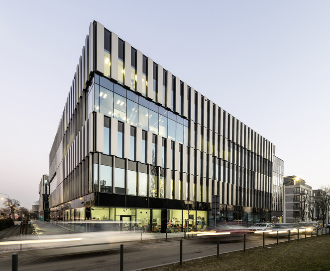 Die Fassade des prämierten Maraton Bürokomplexes wurde mit dem MB-SR50N HI+ Pfosten-Riegel-Fassadensystem von Aluprof erstellt.