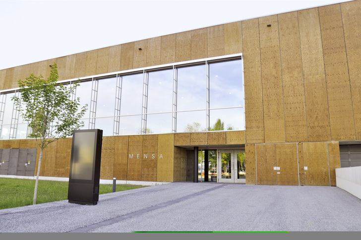 Die Ansicht der Fassade ist durch Glas und Holz geprägt. Gehalten werden die Element durch Verbinder von Knapp. - © Foto: Knapp GmbH
