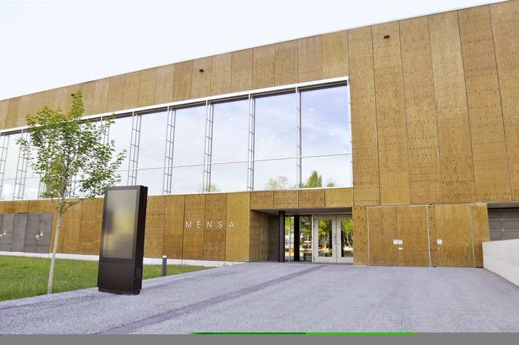 Die Ansicht der Fassade ist durch Glas und Holz geprägt. Gehalten werden die Element durch Verbinder von Knapp.