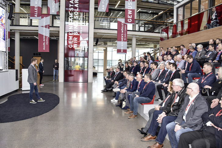 Bei Solarlux wurden die Teilnehmer des Forums vom Geschäftsführer Stefan Holtgreife empfangen. - © Foto: Daniel Mund / GLASWELT
