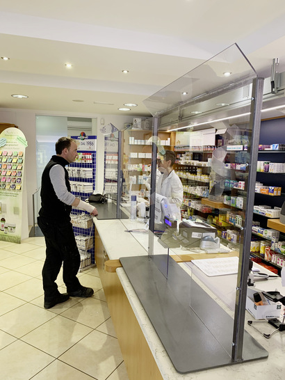 Die einfach zu fertigenden Schutztrennwände hat Trenkwalder und Partner aus Südtirol gemeinsam mit einer Apothekerin ent­wickelt. - © Foto: Trenkwalder & Partner
