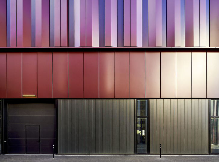 TIMax Mesh ermöglicht es, Profilglasfassaden durch eine Einlage farbig nach RAL-Ton zu gestalten. Mit der schwarzen Sonnenschutzeinlage fügen sich die Profilglaselemente harmonisch in die beschichtete Aluminiumfassade ein. - © Foto: Meike Hansen, Hamburg
