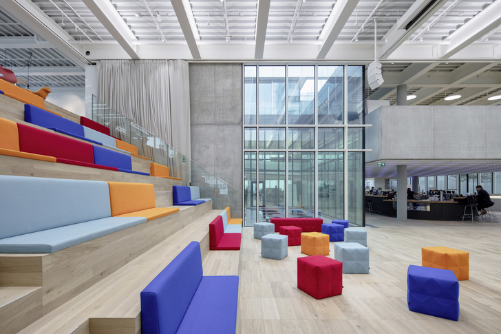 Im Zentrum des Cubic-Neubaus gibt es eine Reihe von überdachten Innenhöfen sowie ein großes Auditorium. Die begrenzenden Glasfassaden besitzen schaltbare Sonnenschutzgläser. - © Foto: SageGlass, Fotograf Faruk Pinjo
