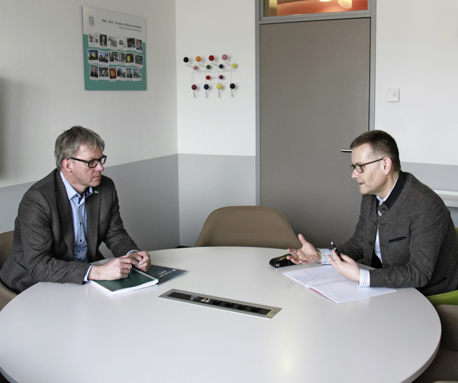 Institutsleiter Prof. Jörn P. Lass (l.) und Geschäftsführer Dr. Jochen Peichl (r.) im ernsten Austausch über die Folgen und Chancen der Coronakrise.