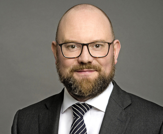 Thomas Drinkuth, der neue Leiter der „Repräsentanz Transparente Gebäudehülle“, ist vielen aufgrund seiner Arbeit für die Deutsche Energie-Agentur (dena) und die „geea Allianz für Gebäude-Energie-Effizienz“ bekannt und in Berlin bestens vernetzt. - © Foto: Drinkuth
