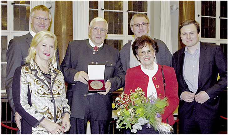 Für sein Engagement beim Erhalt des Holzkastenfensters wurde Hans Timm mit dem Berliner Denkmalpflegepreis 2014 ausgezeichnet. Das Familienunternehmen mit drei Generationen: Der Preisträger mit seiner Ehefrau Christel Timm (2.v.r.), Detlef Timm (li) und Marlies Timm, Bernd Timm sowie Enkel Bastian Timm (re.). - © Foto: Hans Timm Fensterbau
