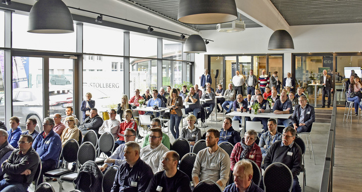 Volles Haus in der EGE-Ausstellung in Verl. Über 70 Fachhändler waren zum Auftakt der Händlertage gekommen. Weitere Veranstaltungen folgten, sodass man insgesamt rund 300 Partner mit seinen Info-Tagen erreichte. - © Foto: Daniel Mund / GLASWELT
