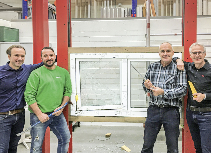 Im akkreditierten Roto-Prüfzentrum fanden die umfangreichen RC 3-Prüfungen statt. Das zufriedene Projektteam von links: Niko Gruler (Roto Lean Manager), Gerhard Leidenberger (Entwicklung und Produktmanagement Kneer-Südfenster), Günter Schmidt (Leiter Qualitätswesen Kneer-Südfenster) und Franz Kick (Roto Key Account Manager).