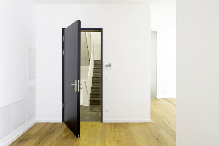 Mit drei neuen Modellen für Wohnungseingangstüren bietet Hersteller Schörghuber unterschiedliche Funktionsausstattungen an. Diese lassen sich darüber hinaus um verschiedene Zusatzkomponenten ergänzen.