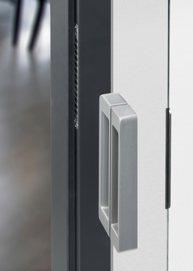 Die magnetische Schließung Keep Closed ermöglicht einen hohen Bedienkomfort bei Ganzglas- sowie bei Holztüren, da nur ein minimaler Aufwand zum Auf- oder Zuziehen der Tür nötig ist.
