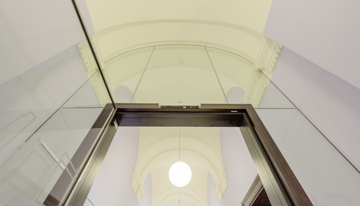 Das neue Brandschutzkonzept sah vor, dass die Treppenhäuser sicher von den Fluren getrennt werden mussten. Verbaut wurde übergroße Hoba-Brandschutztüren (Höhe 4,2 m), für die eine Zustimmung im Einzelfall nötig war.