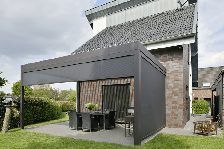 Die Variante Maestro ist eine bioklimatische Pergola mit Aluminium-Lamellen, die über eine Fernbedienung bis zu 140° gedreht werden können. So können die gewünschte Sonnenlichteinstrahlung und Luftmenge jederzeit reguliert werden. Die Senkrechtmarkisen sind in dem 25 cm hohen Rahmenprofil integriert und betonen die filigrane Struktur.