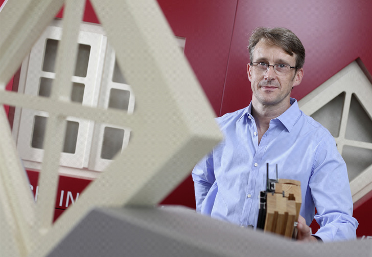 Der Schreinermeister Jörg Stahlmann arbeitete als Projektmanager für Holz-, Holz-Alu- und Kunststoff-Fenstersysteme sowie Fassadenprojekte. Seit 2009 leitet er die Stahlmann-Consulting GmbH.