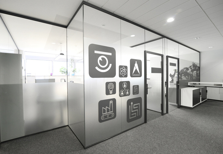 Zwölf Glasdrehtüren mit Beschlägen von Basys hat Glaskeil in seinen Büros in Würzburg verbaut.