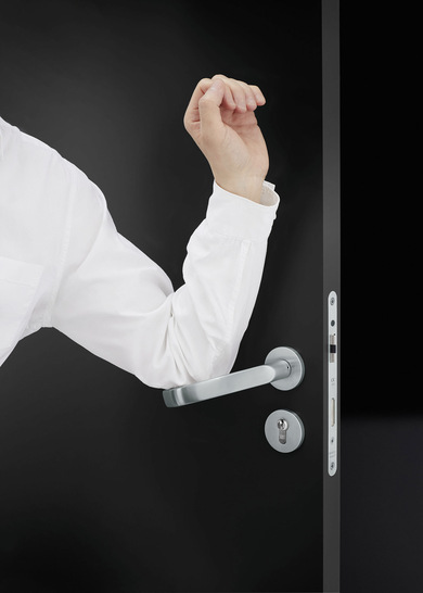 Die multifunktionalen FSB 1155 Türdrücker lassen sich auch leicht mit dem Unterarm öffnen und eignen sich für den Einsatz in Praxen, Pflegeheimen, Kliniken sowie in  öffentliche Gebäuden.