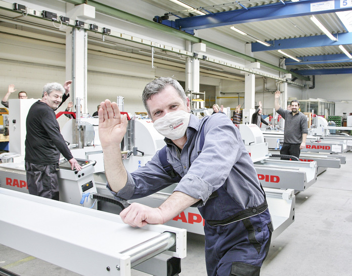 Freude am 90. Firmenjubiläum trotz Corona-Präventionsmaßnahmen. - © Foto: Rapid
 Freude am 90. Firmenjubiläum trotz Corona-Präventionsmaßnahmen.