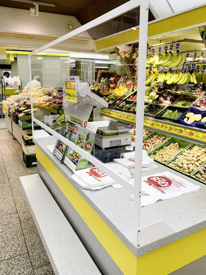 Passgenau für die Früchtetheke ist die indivduelle Lösung durch die Standfüße äußerst sicher.