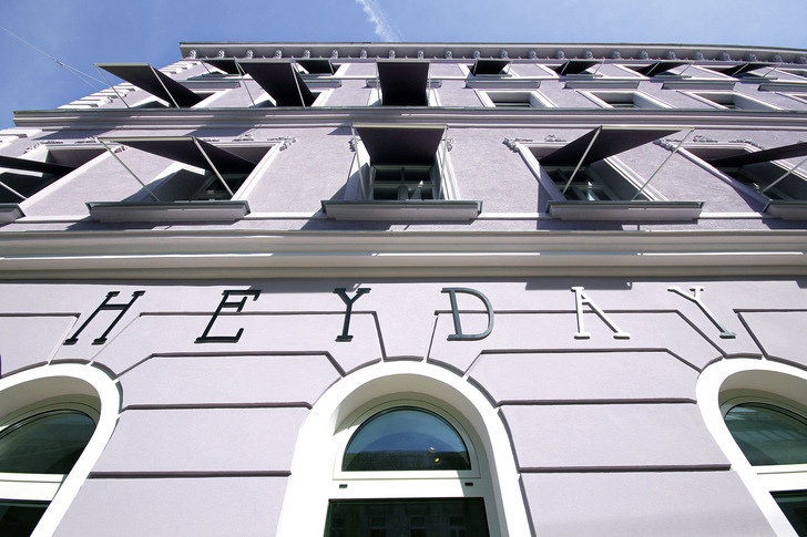 Bei der Wohnhaussanierung in der Mariahilfer Straße 182 in Wien wurde auf außenliegenden Sonnenschutz in Kombination mit Smarthome gesetzt.