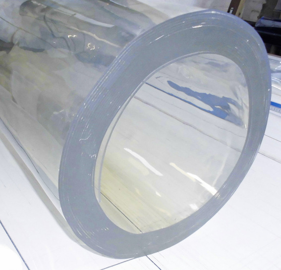 Die SHORE-Härte ist eine Kennzahl, die vorwiegend für Elastomere und gummielastische Polymere eingesetzt wird. Sie steht in direkter Beziehung zur Eindringtiefe und ist somit ein Maß für die Werkstoffhärte der PVC-Behänge.﻿