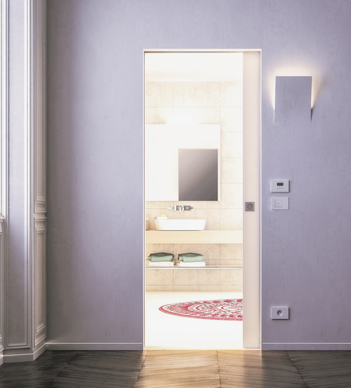 Hier eine Schiebetür Syntesis Luce von Eclisse in der zargenlosen Ausführung. Mit dem patentierten Luce-System lassen sich seitlich des Türelements leicht Steckdosen,  Lichtschalter und die Beleuchtung einbauen. - © Foto: Eclisse
 Hier eine Schiebetür Syntesis Luce von Eclisse in der zargenlosen Ausführung. Mit dem patentierten Luce-System lassen sich seitlich des Türelements leicht Steckdosen,  Lichtschalter und die Beleuchtung einbauen.