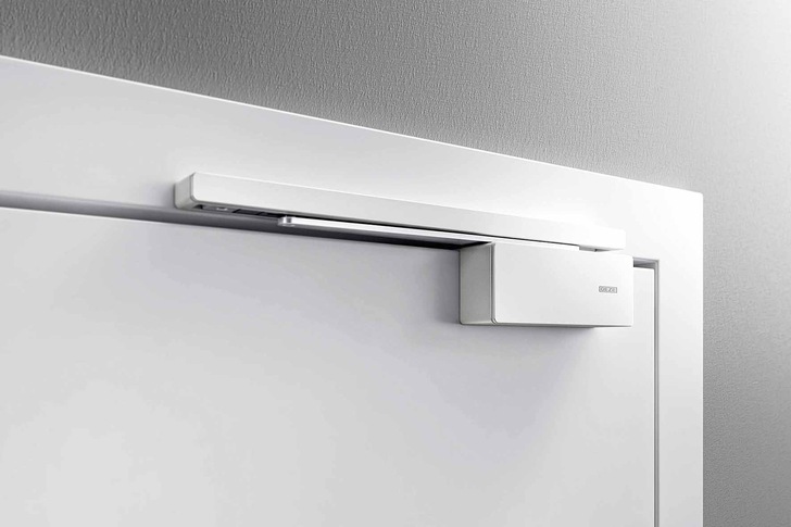 Der Öffnungswinkel lässt sich von 80° bis zu 140° festlegen (bei Glastüren bis zu 110°). Einmal geöffnet, bleibt die Tür in der gewünschten Position.