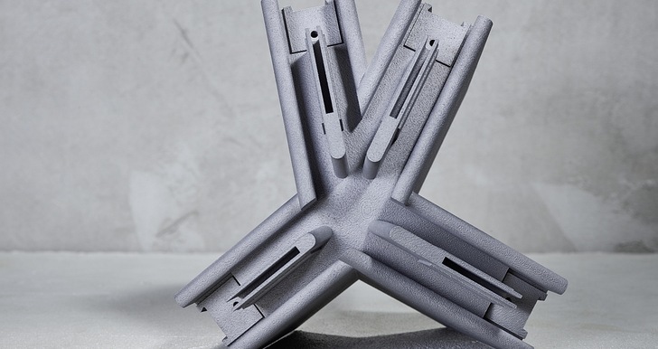 Dieser Fassadenknoten  stammt aus dem 3D Drucker. Er wurde entwickelt, um komplett frei formbare Aluminiumfassaden fertigen zu können.